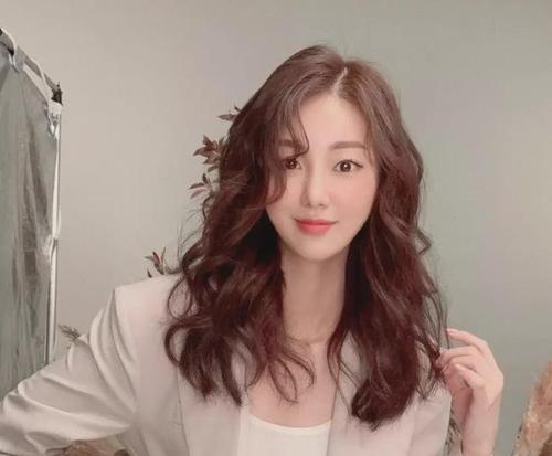 适合夏天的中长发发型,好看修颜显气质!