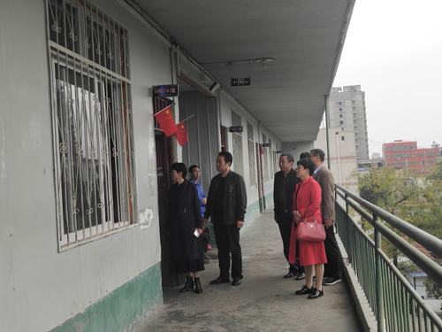 确山县教育局局长孟雪花同志深入确山五中检查工作