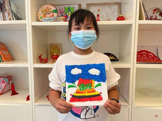 一幅幅精美的纸浆画描绘了中国辽阔的疆域,洁白优美的和平鸽,雄伟壮丽