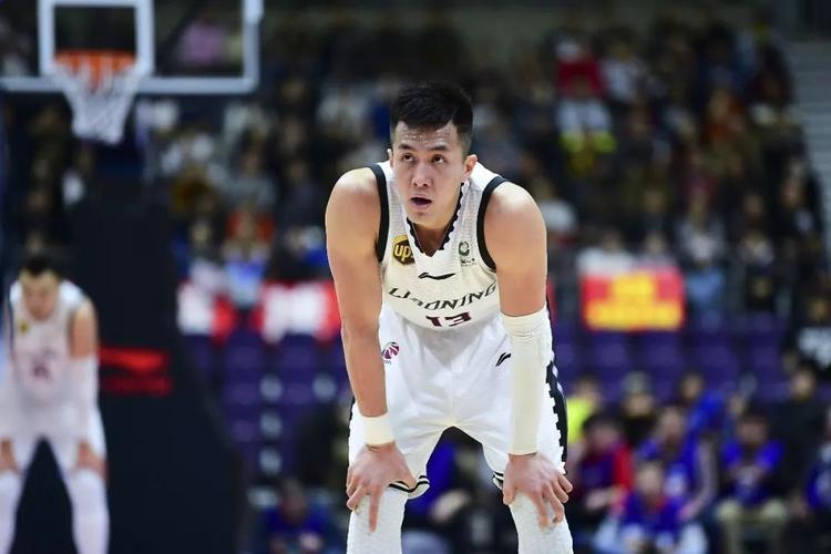 11月18日,cba第13轮继续进行,辽宁主场134-116战胜福建,此役郭艾伦伤