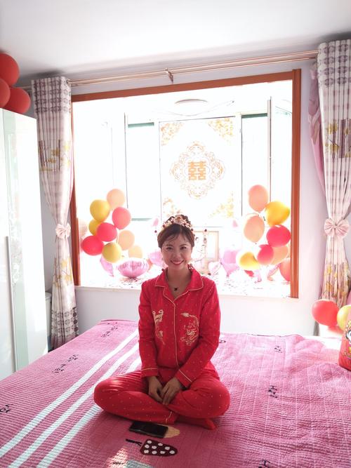 坐在床上的美丽新娘!