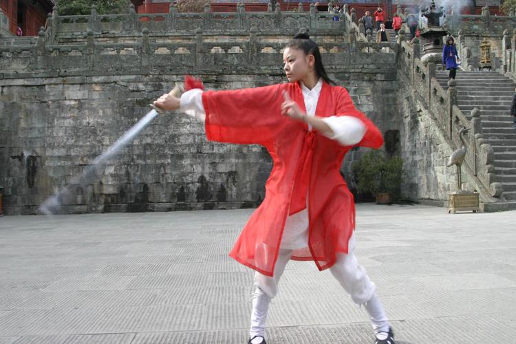 走进武当山女道姑修行的生活: 爱玩微信, 从未谈过恋爱