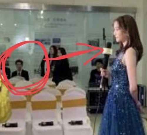 关晓彤和鹿晗同框,鹿晗隔2米远默默注视女友!网友:太甜了