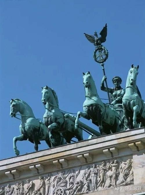 1945年苏联攻克柏林时,德军曾炮击勃兰登堡门并使胜利女神雕塑