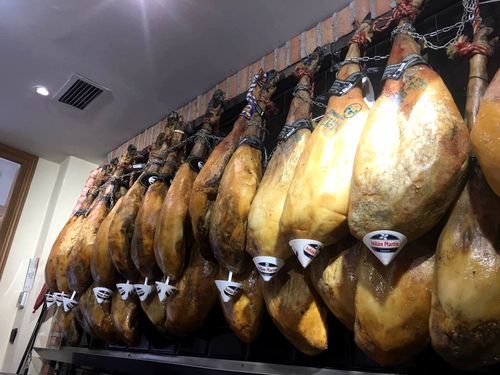 旅游 正文 整根连蹄带骨的生火腿是西班牙最美味的美食特产,更是这个