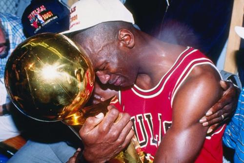 2knba篮球明星公牛队飞人迈克尔乔丹第一座冠军奖杯超高清壁纸