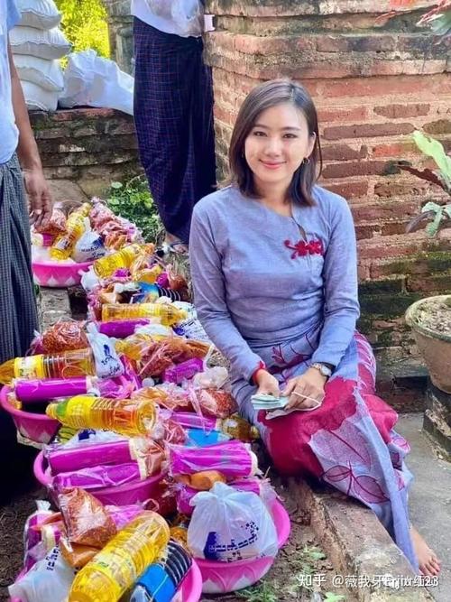 缅甸人最善良啦小姐姐买来大米油盐等物资分发给寨子里的穷人