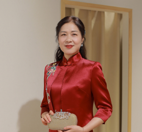 婆婆婚礼上好高调,穿红旗袍把新娘风头都抢了,1米7人群中也醒目