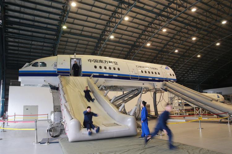 应急演练从滑梯撤离