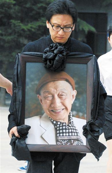 黄宗洛,于昨日上午分别在八宝山殡仪馆举行追悼会
