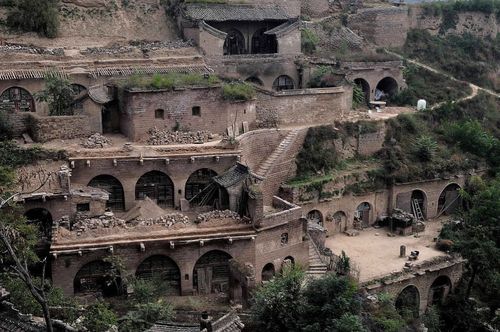 继承半坡遗址建筑风格的黄土高原民居-----窑洞.