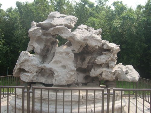 2,北京中山公园里的奇石