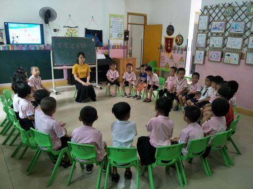 镇中心幼儿园大二班六月精彩一课《小小交通指挥员》社会领域教育活动