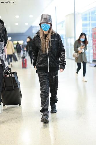 冬季女星最新机场街拍:如何把基本款穿出高品位?