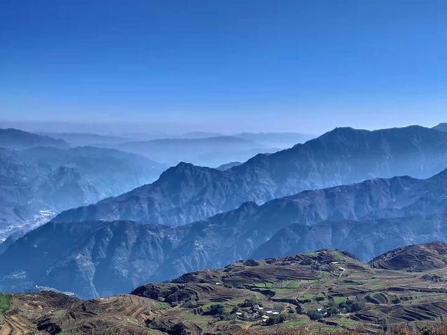攀登巧家药山第四天,看见山顶的天池,晚上十点到达东坪乡