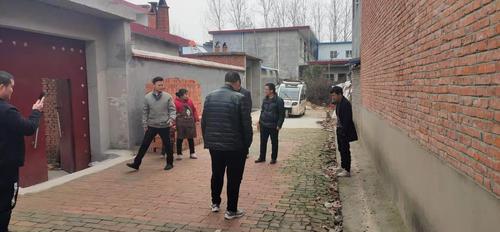冯营乡人大主席李丰带队到王小庄行政村处理村民矛盾纠纷