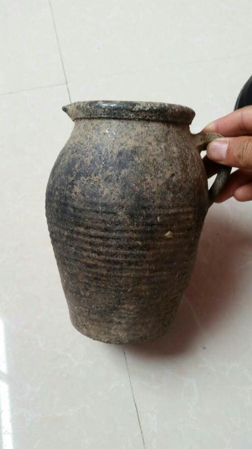这个土陶罐有价值吗,,就知道最起码是清朝的