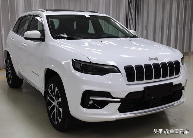 上图为现在销售的2021款自由光造型主要的变化还是集中在前保险杠上