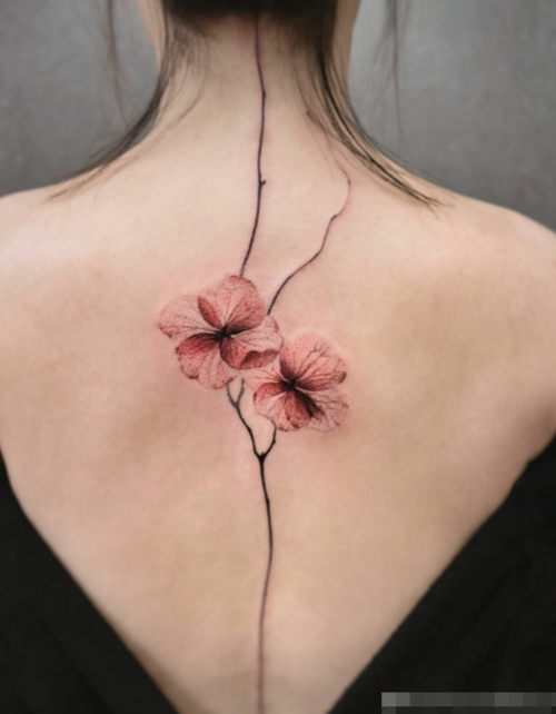 背部脊柱水墨纹身女