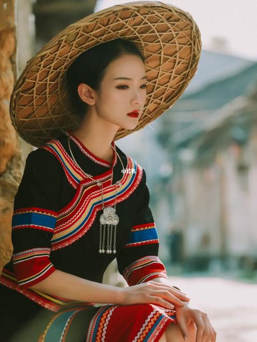 拉祜族| 妇女剃光头表示已婚_长裤_服饰_条纹_民族风