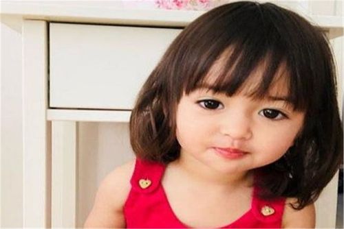 她被评为"世界最美宝宝",大眼睛好似会说话,网友:再等