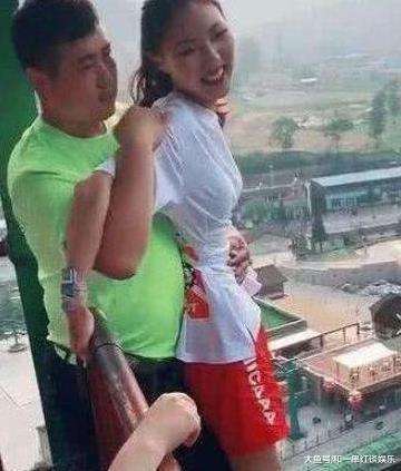 美女网红蹦极被占便宜, 贴身搂腰, 网友: 看不下去