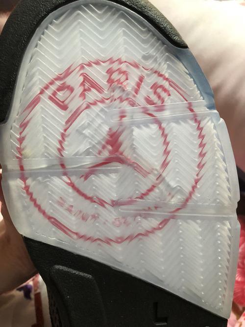 新买的aj5大巴黎鞋底有轻微氧化建议换货吗