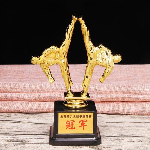 个性跆拳道奖杯公仔批发定制免费做字踢腿侧踢跆拳道个人团队奖杯