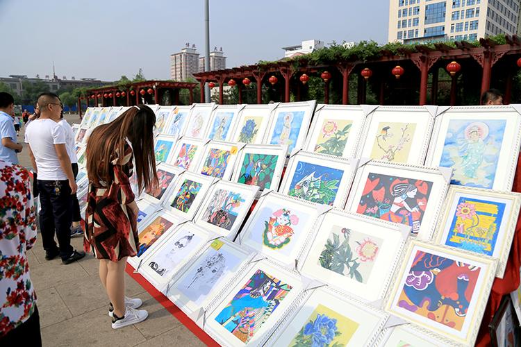 陶子艺术培训中心学生美术作品义卖现场.图片来源 张全勇 摄