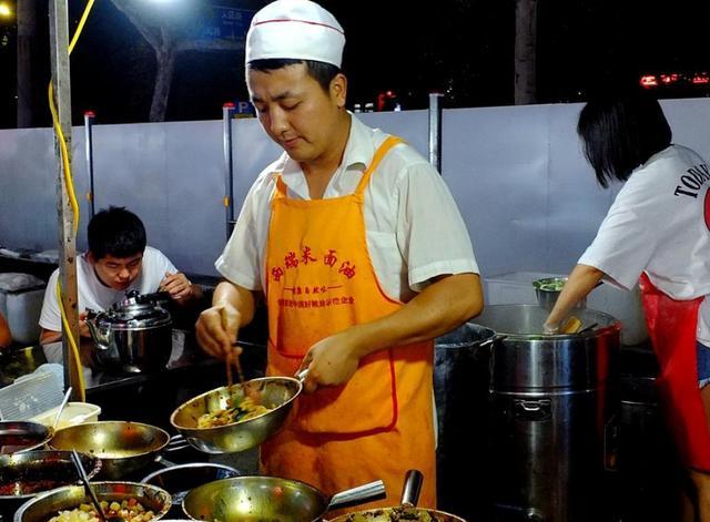 亚洲最大的"面食地摊",整条街仅售一种面,日销却上万份