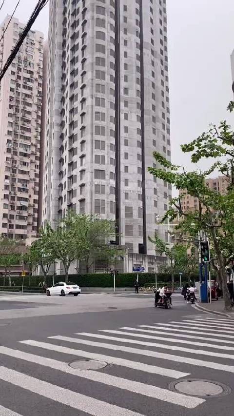 10年过去了现上海胶州路上的教师公寓被水泥封闭