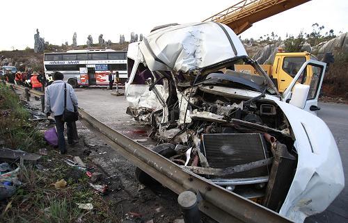 云南昆河公路发生一起交通事故造成10人死亡