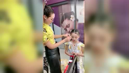 一看童模焱娃娃,就是富豪养的女儿,这身衣服又顶我好几年工资