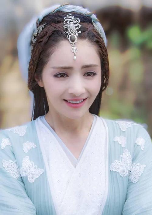 麦迪娜生宝宝时,遇到难产的状况,丈夫很是心疼