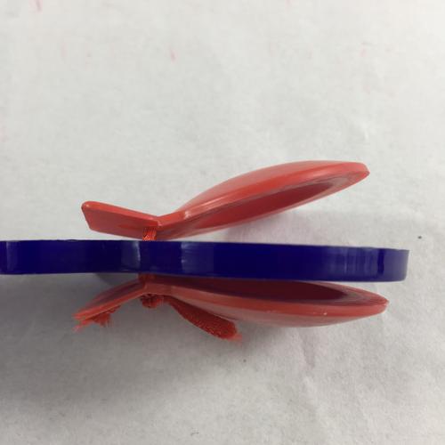 或放在手心,用另一只手拍发音 使用方法:用左手托住圆舞板,把唱歌的小