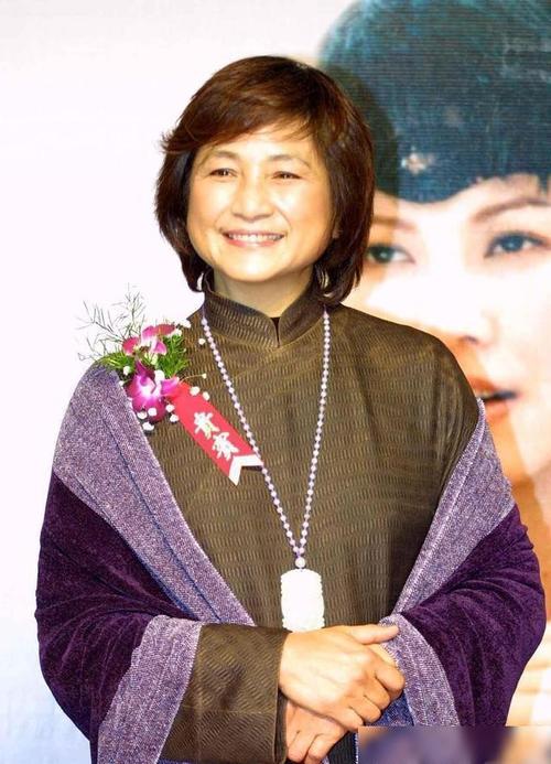 郑佩佩真的好高级优雅美丽不输刘晓庆就是衣服选得太俗了