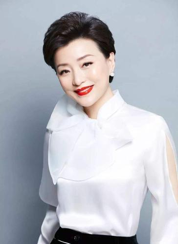 杨澜的气质美真高级,穿湖蓝色衬衫优雅知性,52岁身段太出挑了