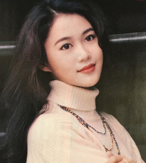 港姐梁小冰秀美腿遇尴尬直播带货人气低迷还好没嫁给梁山伯