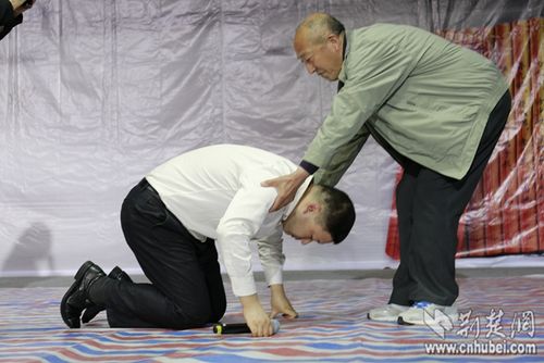 儿子给老父亲下跪磕头感恩