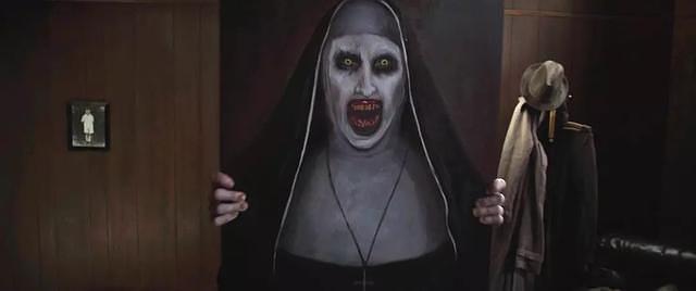 招魂2》里的经典镜头:一个黑影缓缓走到画板的位置,然后画中的鬼修女