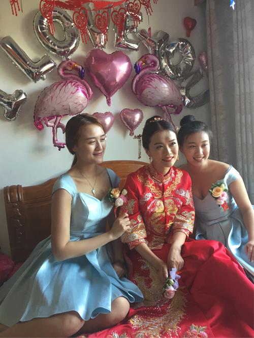 伴娘与新娘合影