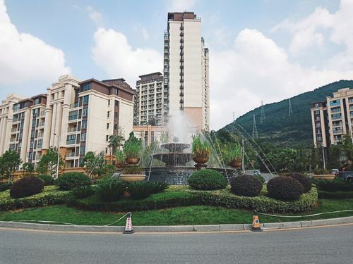 【乐湾国际-云栖谷】乐湾国际城周边公交车情况