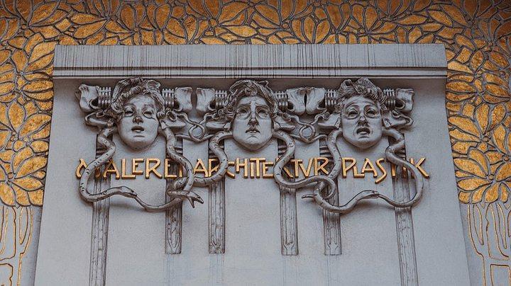 蛇发女妖戈尔贡三姐妹的雕塑.