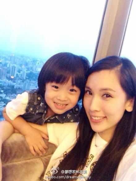 跨年,林志颖还在微博透露小kimi已开通微博,暂由妻子陈若仪代为维护