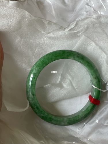 满绿翡翠手镯,应该是豆种吧_翡翠手镯_翡翠_珠宝_手镯