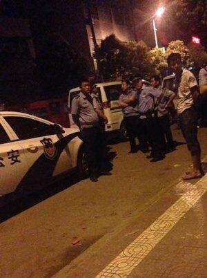 6月15日晚8时许,事发学校附近多辆警车出警.