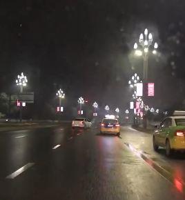 午夜驾驶共享汽车上路,竟开车s型!(视频