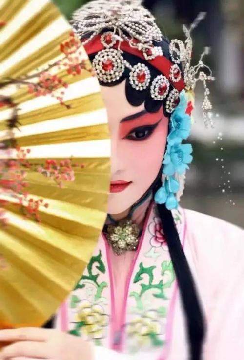 ▼李胜素演唱《梨花颂》人间最美是青衣转身,一缕冷香远,逝雪深