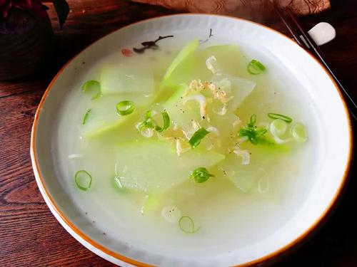 【虾皮冬瓜汤】   材料:冬瓜500克,虾皮1汤匙,香油1汤匙,盐适量,葱1
