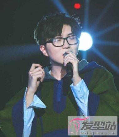 戴眼镜男生的日常发型毛不易学院风发型不畏小眼睛